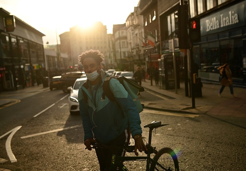 Steeds meer Nederlanders kopen deze jassen om avondklok te omzeilen
