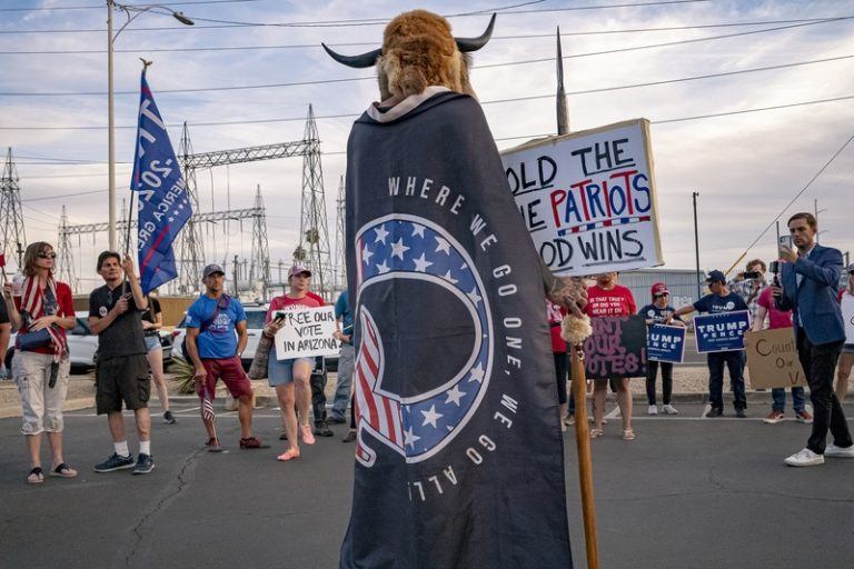 QAnon-aanhangers teleurgesteld na inauguratie Biden: “We zijn bedrogen”