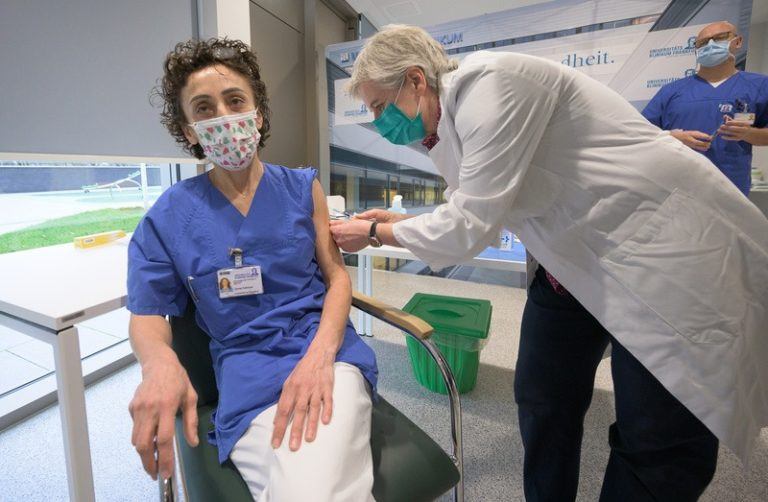 Zorgverleners uiten kritiek op vaccinstrategie: “Geef ons prioriteit”