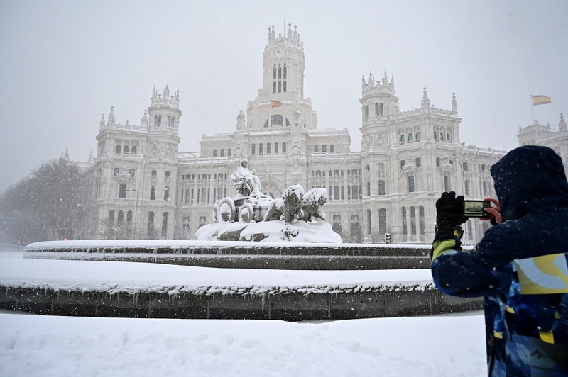 Aanhoudend winterweer in Spanje levert prachtige beelden uit Madrid op (foto’s)