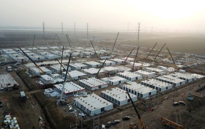 China richt gigantisch quarantainecentrum op: plaats voor 4.000 mensen (foto’s)