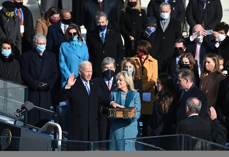 Joe Biden legt de eed af en is nu officieel de 46ste president van de Verenigde Staten
