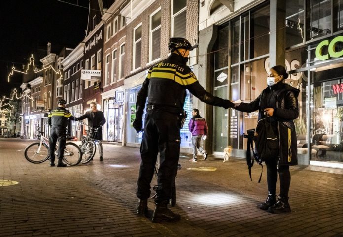 In heel Nederland 3.600 boetes en 25 arrestaties voor negeren avondklok en gebruik van geweld (video)