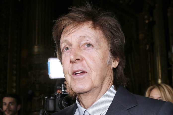 BIZAR. Paul McCartney praat soms tegen overleden George Harrison: “Zijn geest woont in boom op mijn oprit”