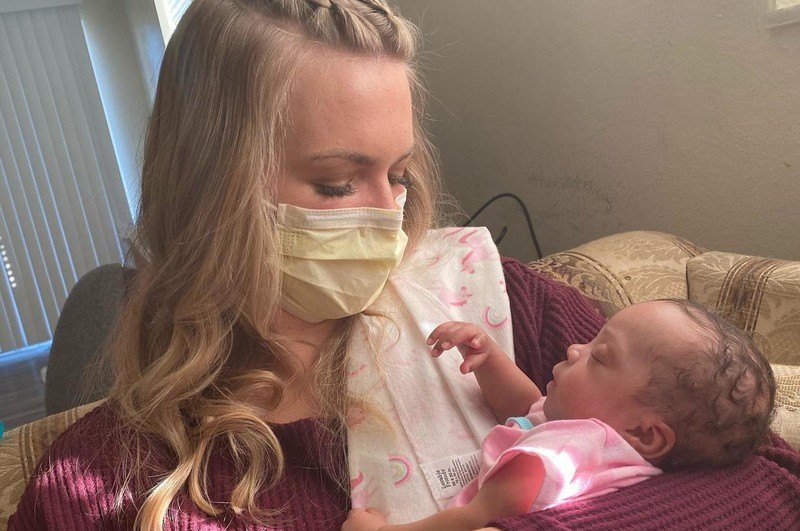 Hartverwarmend. Verpleegster verrast zwangere vrouw die corona overleefde met groot gebaar (video)