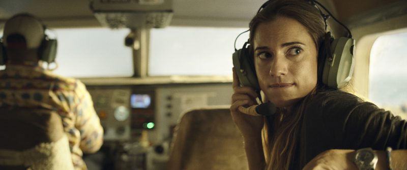 MOVIES. Allison Williams houdt vliegtuig in de lucht in ‘Horizon Line’: “Toen ik dit script las, kon ik niet stoppen”