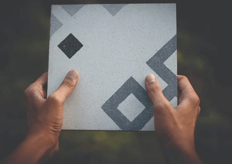 Indiaas bedrijf maakt tegels van vervuilde lucht