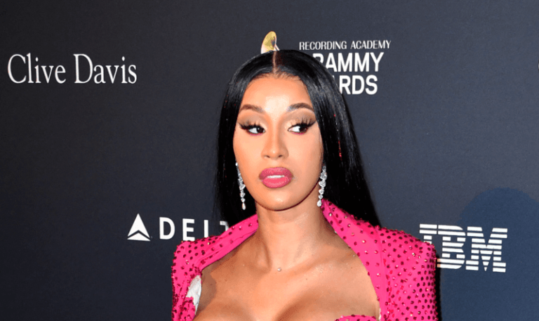 Cardi B verbaast fans met VOLLEDIG doorzichtige jurk: “Ik ben in de war” (foto’s)