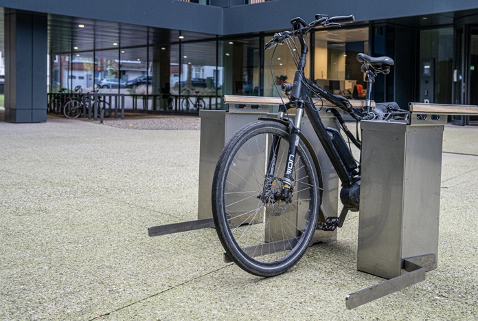 Oplaadplek voor e-bikes redt pendelaars uit de nood