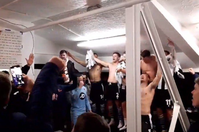 Stoere Engelse voetballers vieren zege uitbundig… met streepje Adele (video)