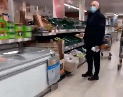 Man flipt in Aldi-winkel omdat jonagolds op zijn: “Gij dikke teef!” (video)