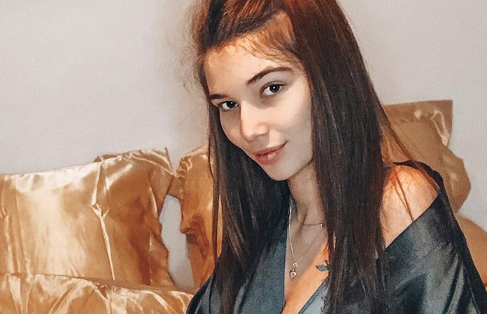 ‘Temptation’-Amber toont buikje na zwangerschap: “Dat loshangend vel vind ik soms wel lastig” (foto’s)