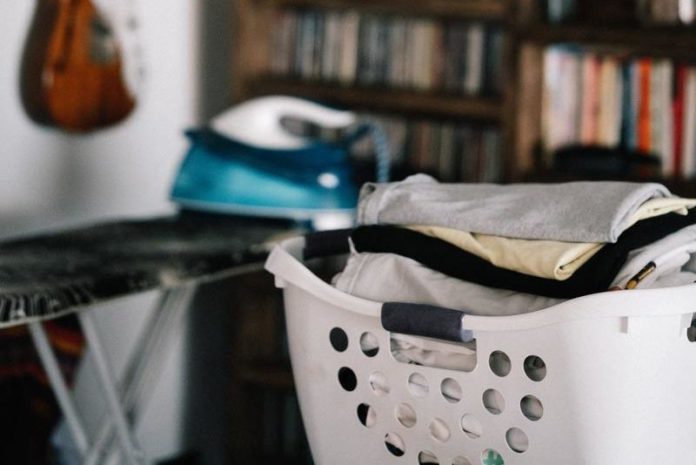 LIFEHACK. Dankzij dit trucje hoef je nooit meer te strijken