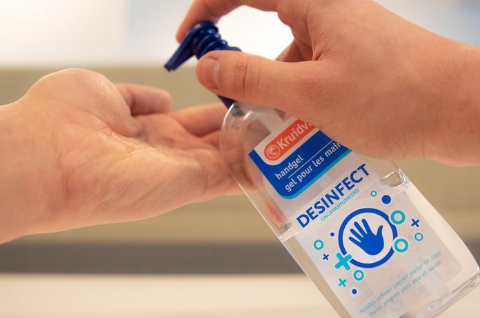 BIZAR. Tieners bieden shoppers gratis handgel aan, maar dat blijkt gemene valstrik…