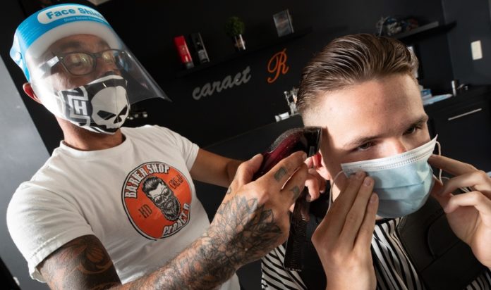 Voorlopig geen FFP2-masker of coronatest verplicht wanneer kappers heropenen