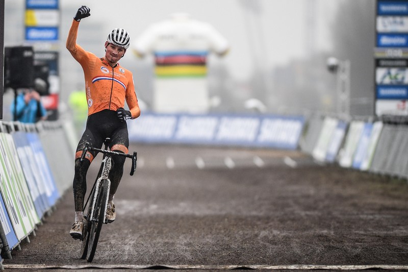 Van der Poel snelt in Oostende naar vierde wereldtitel