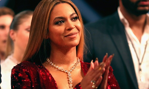 Beyoncé deelt sensueel plaatje van haar jarige mama. Fans in de wolken: “Ze is zó mooi!” (foto)