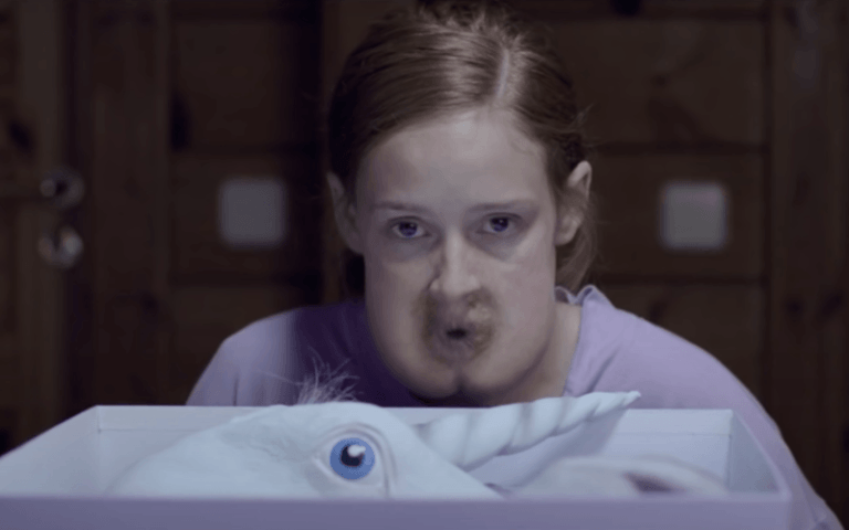 BIZAR. Twitter trekt grote ogen over film waarin vrouw anus heeft als mond: “Raarste film die ik ooit zag”