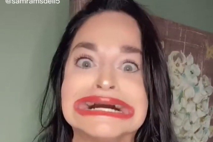 BIZAR. Vrouw gaat viraal met etenswaren die ze in haar ENORME mond steekt (video)