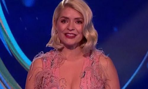 Kijkers afgeleid door pikante outfit van presentatrice: “Kan enkel naar haar borsten kijken!” (foto)