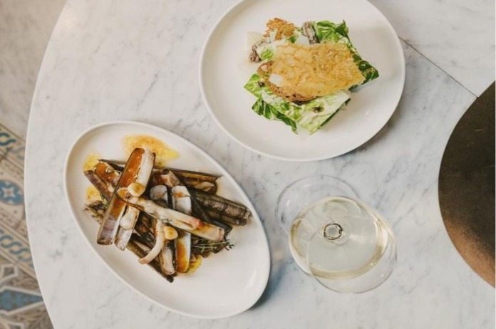 STAYCATION. In deze hotels moet je zijn voor een verblijf met diner op de kamer