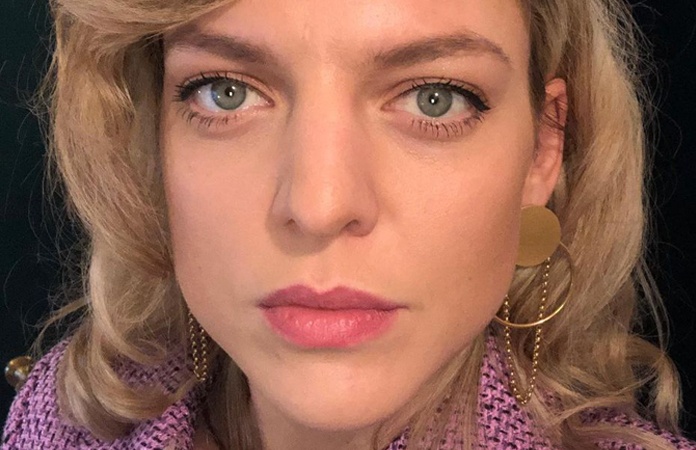 Ella Leyers toont hoe ze er zal uitzien als ze oud is: “Ik draag mijn haar nu al blijkbaar als een bomma” (foto)