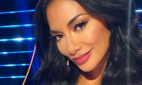 Nicole Scherzinger geniet in bikini op het strand, maar fans reageren misnoegd: “Rest van wereld ziet af!” (foto’s)