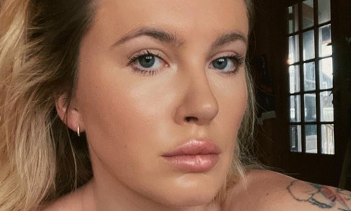 Dochter van bekende actrice gaat poedelnaakt de trap op. Volgers lovend: “Je lijkt ZO hard op jouw mama!” (foto’s)