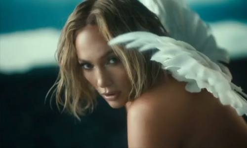 Jennifer Lopez als poedelnaakte engel in nieuwste videoclip: “Dit is pure kunst!” (video’s)