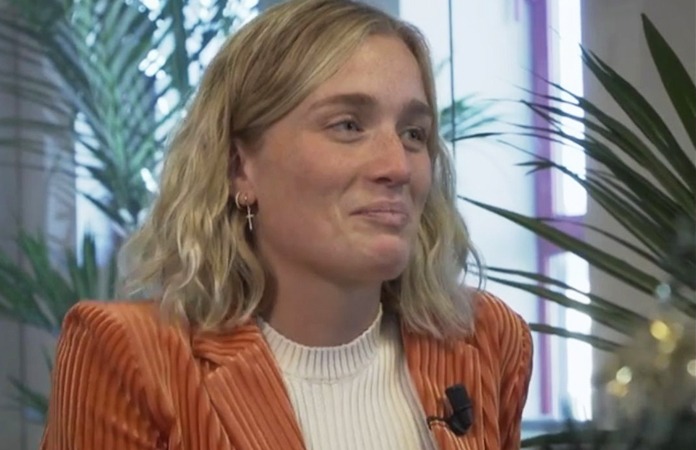 Julie Vermeire kan lach niet inhouden bij Peter Van de Veire: “Maar ja, uwe kop!” (video)