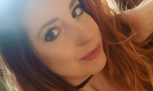 Dames delen sexy plaatjes om Kaat Bollen te steunen: “Niemand moet haar zeggen hoe ze zich moet kleden” (foto’s)