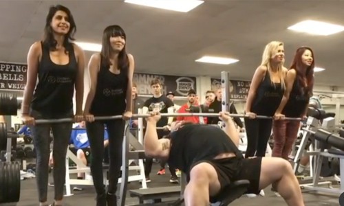 Krachtpatser heft VIER dames omhoog ter voorbereiding van bokswedstrijd tegen ‘Game of Thrones’-acteur (video)