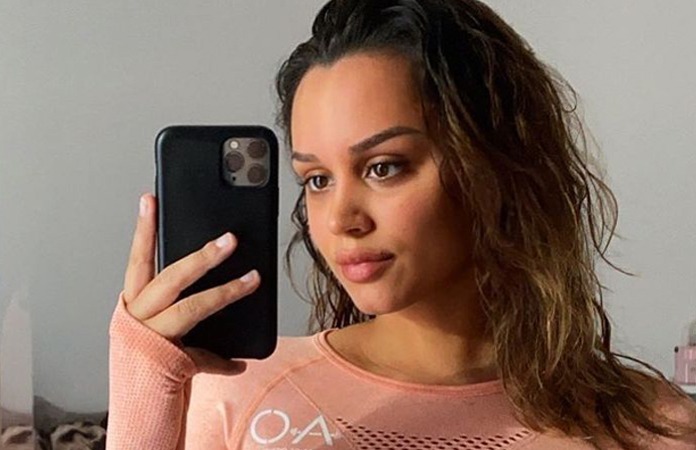 ‘Temptation’-Kunza toont foto van vóór haar borstvergroting: “Ik voelde me erg onzeker”