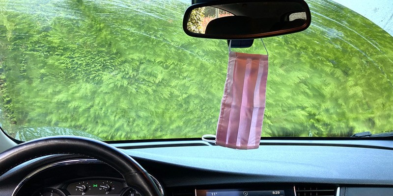 “Hang geen mondmasker aan binnenspiegel van je auto”