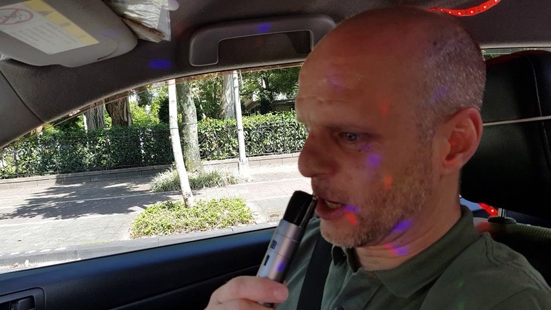 BIZAR. Taxichauffeur geeft korting aan klanten die liedje zingen (video)