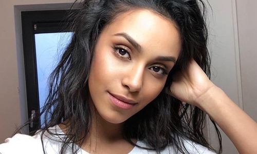 Nora Gharib straalt in sensuele outfit. Fans lovend: “Je ziet er PRACHTIG uit!” (foto’s)