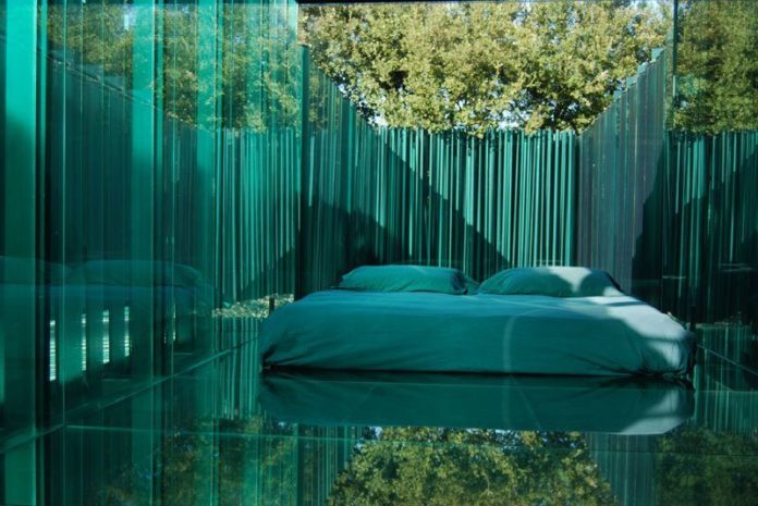BIZAR. In deze hotelkamer zijn alle muren van glas
