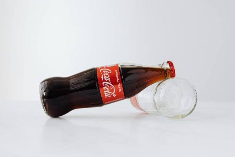 In dit Antwerpse café kan je na vier jaar Trump eindelijk weer Coca-Cola drinken: “Belofte maakt schuld”