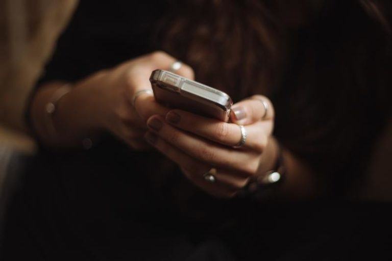 Vrouw krijgt wind van voren omdat ze DIT doet met haar Tinder-matches: “Wat een onuitstaanbaar mens”