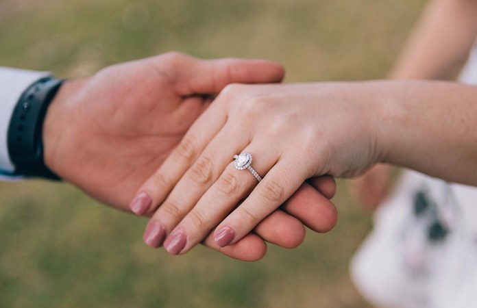Vrouw weigert verlovingsring omdat hij niet duur genoeg is, maar krijgt kritiek: “Hoe ondankbaar kan je zijn!”
