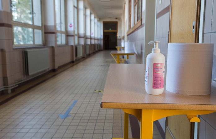 Scholen sturen leerlingen die op reis zijn geweest, terug naar huis: “We hebben daar het recht toe”