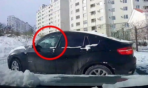 Alerte automobilist kan botsing met slippende wagen maar NIPT vermijden (video)