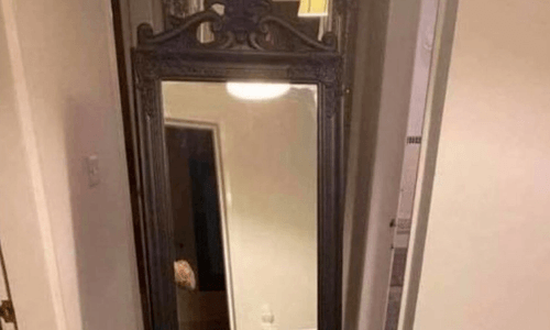BIZAR: ‘Gekke vriendin’ vraagt vriend om spiegel te verkopen waar zijn “exen naakt voor stonden” (foto)