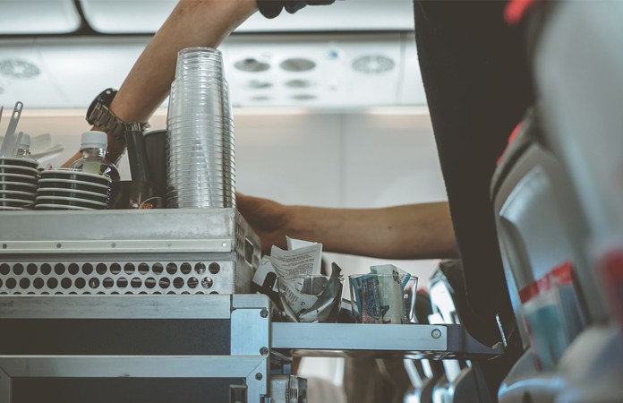Stewardess waarschuwt om DIT nooit te drinken op een vliegtuig: “Dat is walgelijk!”