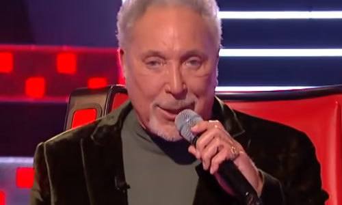 Tom Jones windt er geen doekjes om: “Dit is momenteel het enige goeie aan 80 jaar zijn!”