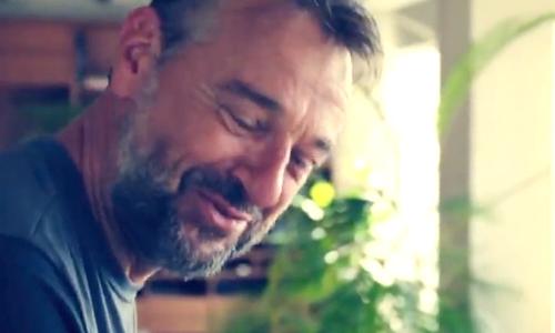 Tom Waes lacht zich een breuk met zijn eigen mopje: “Sorry, ik kon het niet laten” (video)