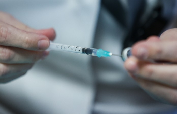 Tachtiger sterft enkele dagen na vaccinatie: “Autopsie moet duidelijkheid brengen”