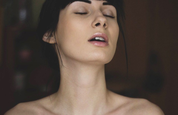 Buren klagen dat vrouw “schreeuwt als een varken” tijdens de seks, maar haar reactie is BRILJANT (foto)
