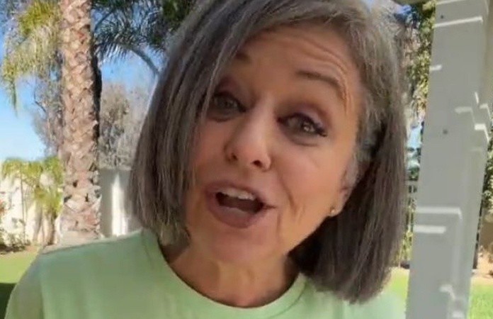 TikTokster (56) haalt uit naar critici die vinden dat ze “te oud is om zich als tiener te kleden” (video)