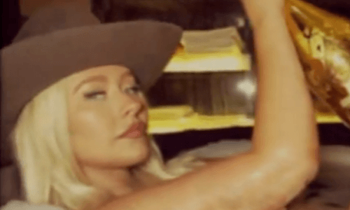 Fans lovend na naaktfilmpje van jarige Christina Aguilera: “Knapste 40-jarige ooit!” (video)